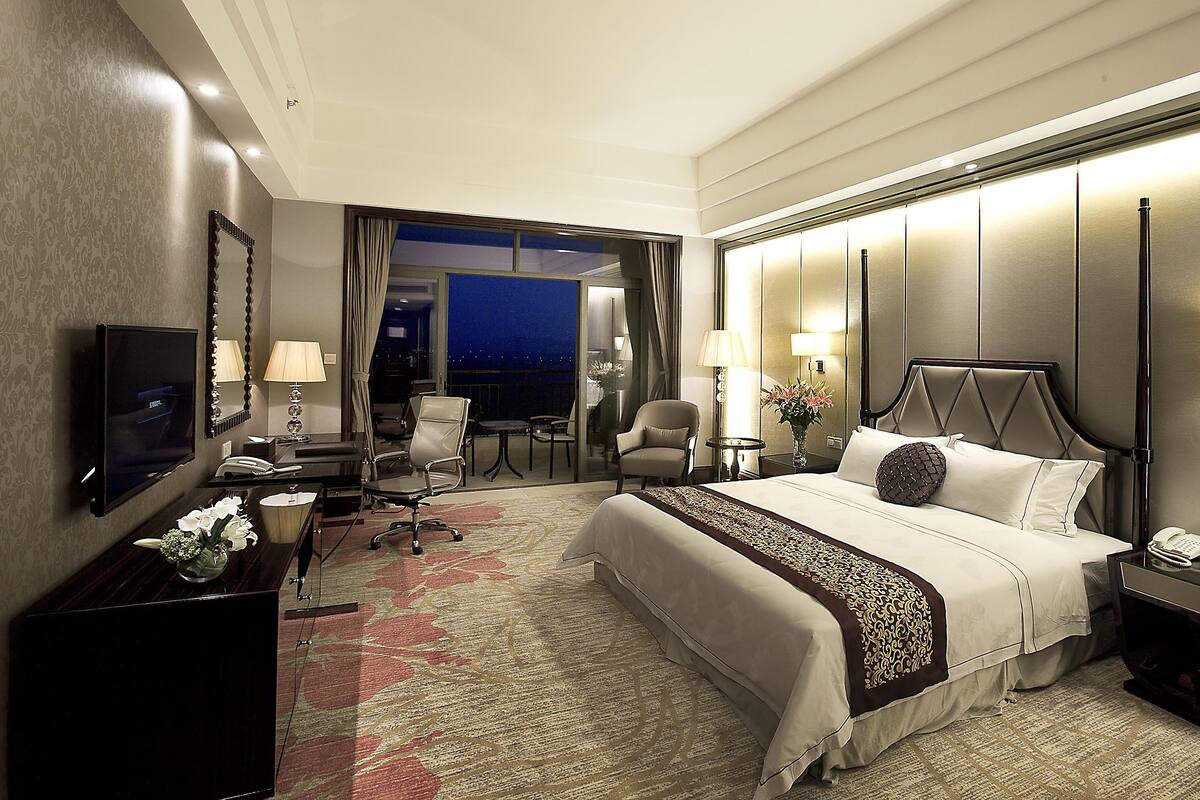 Superior Room | Minibar, in-room safe, desk, blackout drapes