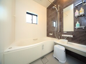 Tina con regadera, amenidades de baño gratuitas, secadora de cabello 