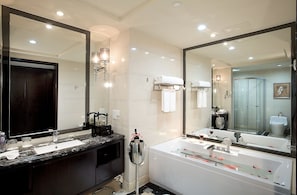 A modern bathroom with two sinks, a large mirror, and a bathtub. - Country Garden Phoenix Hot Spring Hotel Xianning (Xianning)