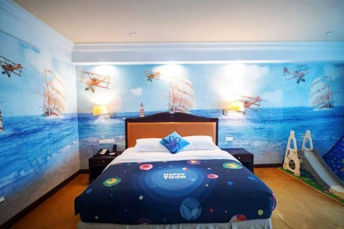Minibar, cassaforte in camera, una scrivania, tende oscuranti
