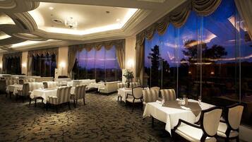 2 restaurants, breakfast, lunch, dinner served; Modern European cuisine