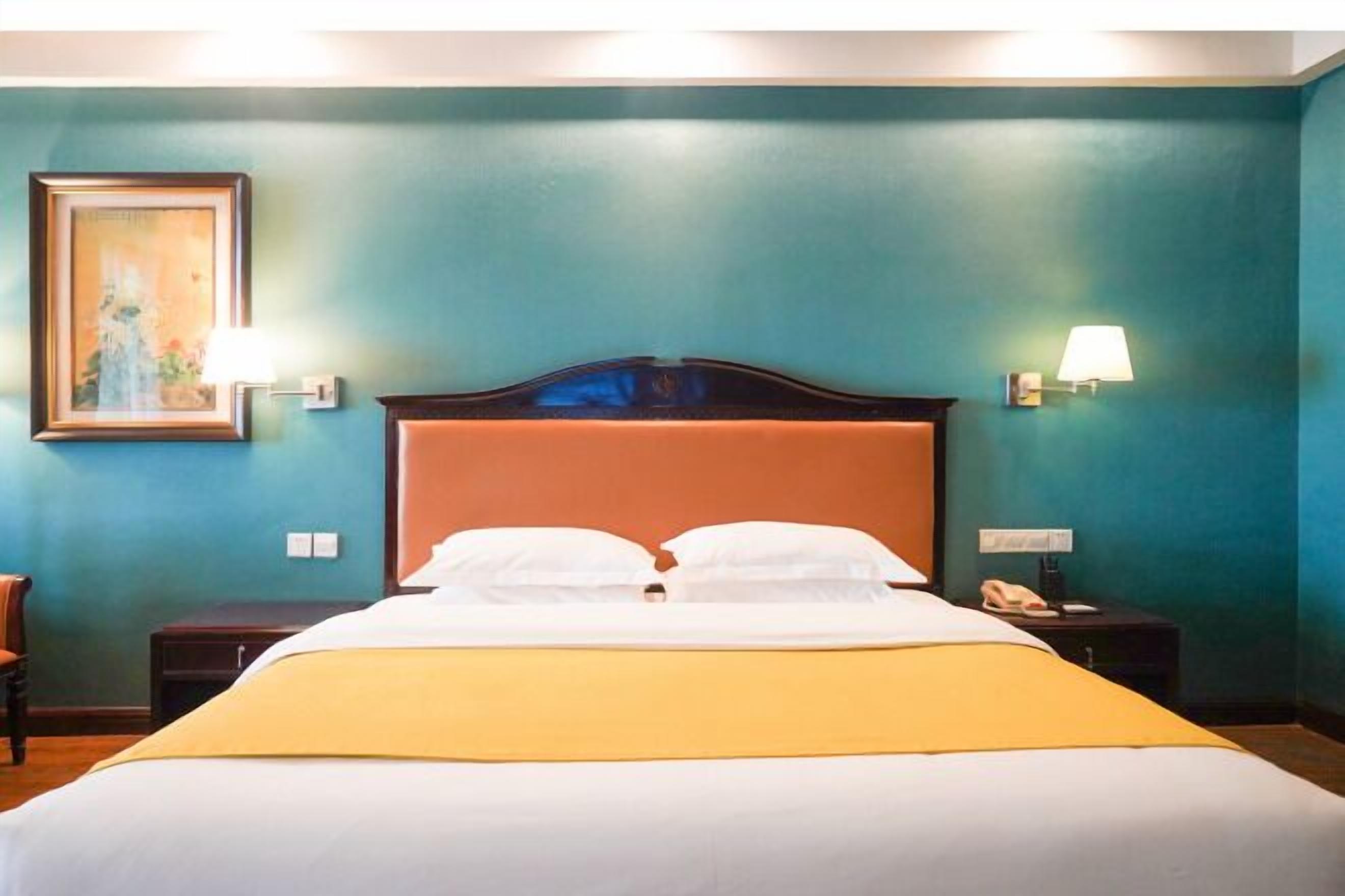 Een minibar, een kluis op de kamer, een bureau, verduisterende gordijnen