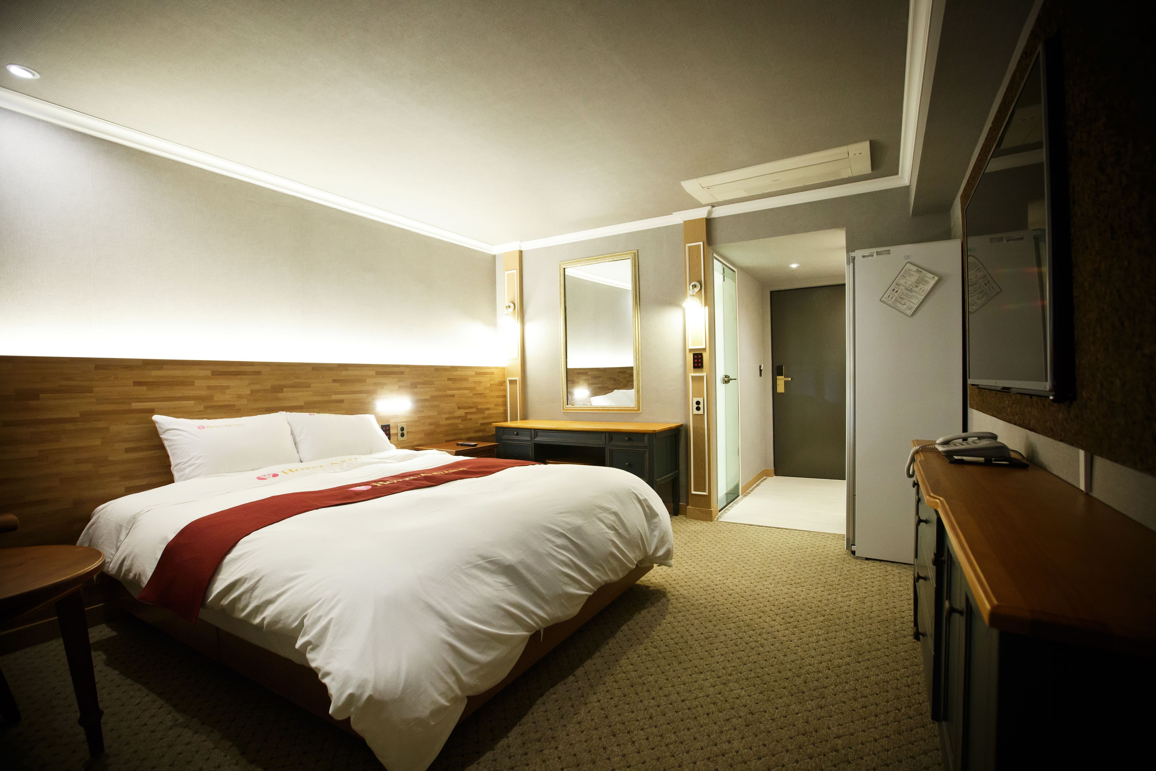 deluxe double room | minibar, in-room safe, free wifi, bed sheets