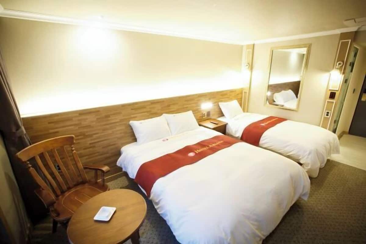 Minibar, in-room safe, WiFi (free), bed sheets