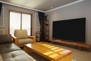 Minibar, caja de seguridad en la habitación, wifi gratis y ropa de cama 