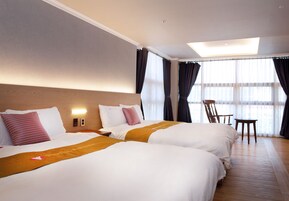 Minibar, caja de seguridad en la habitación, wifi gratis y ropa de cama 