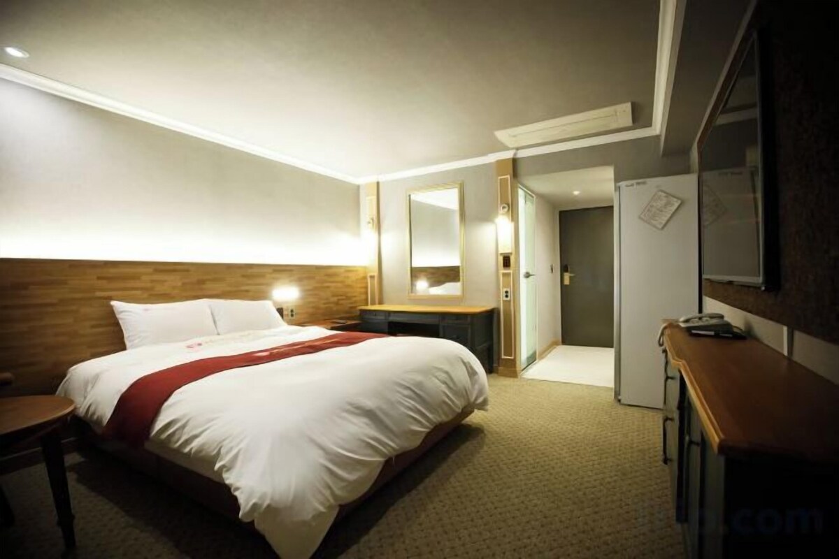 Minibar, coffre-fort, accès au Wi-Fi (inclus), literie fournie