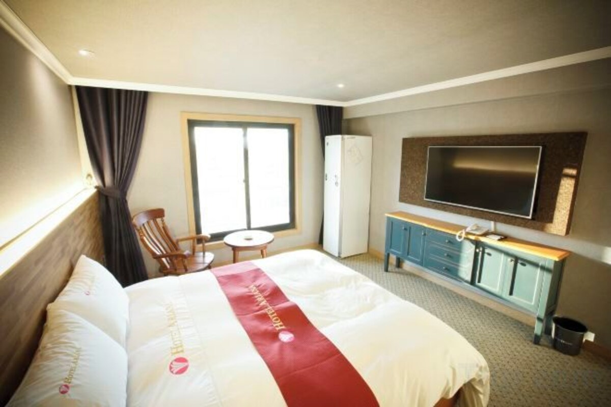 Minibar, in-room safe, free WiFi, bed sheets