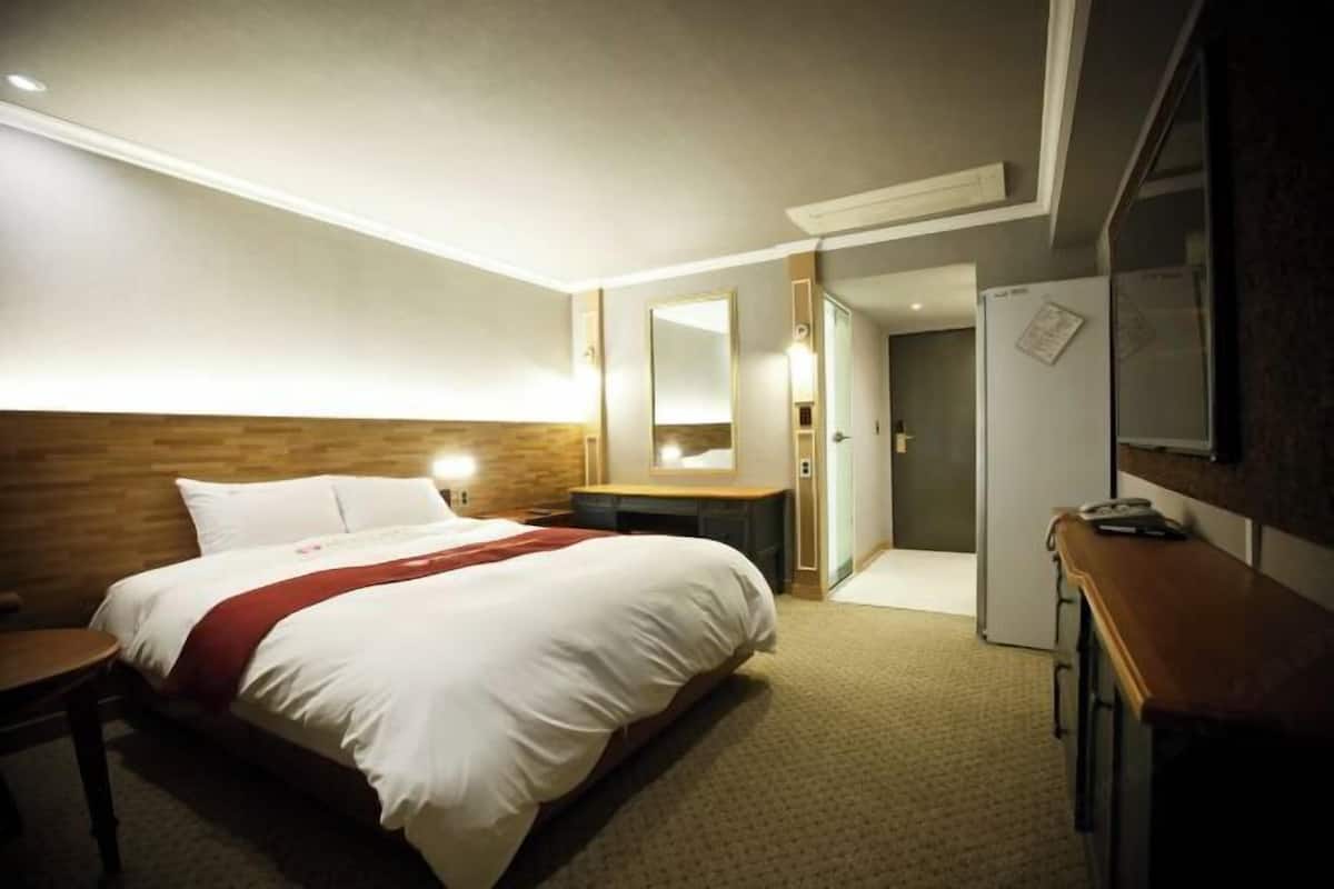 Minibar, in-room safe, WiFi (free), bed sheets