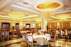 3 restaurantes; se sirve desayuno, almuerzo y cena; cocina internacional