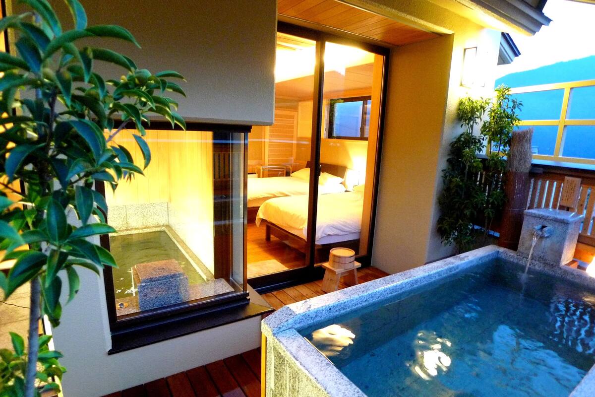 套房 (Japanese Western, Open Air Bath) | 高档床上用品、迷你吧、客房内保险箱、办公桌