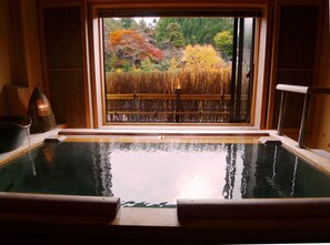A hot spring bath with a view of autumn foliage through a large window. - Suihouen (Gero)