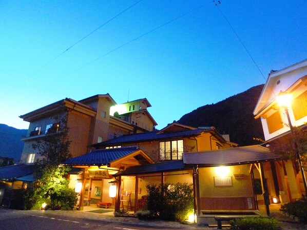 A traditional Japanese building with multiple levels and a covered entrance area. - Suihouen (Gero)