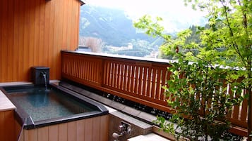 Deep-soaking bathtub