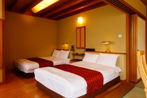 ห้องทราดิชันนัล (Japanese Western Twin, Open Air Bath) | เครื่องนอนระดับพรีเมียม, มินิบาร์, ตู้นิรภัยในห้องพัก, โต๊ะทำงาน