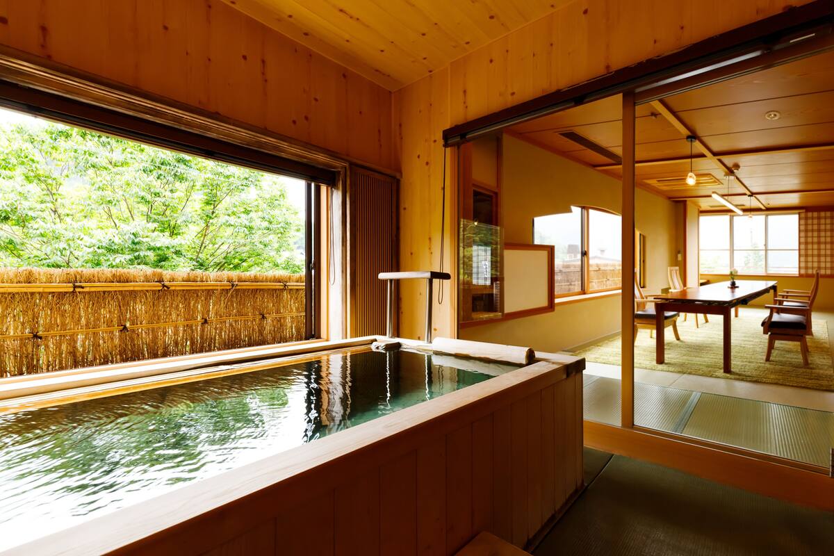 传统客房 (Japanese Western Twin, Open Air Bath) | 高档床上用品、迷你吧、客房内保险箱、办公桌