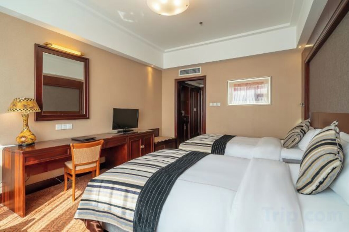 Minibar, safe på rommet, skrivebord og blendingsgardiner