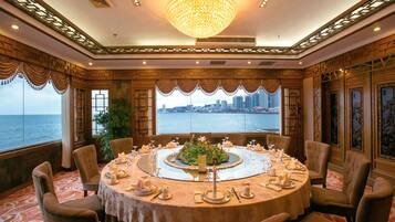 4 restaurants, breakfast, lunch, dinner served; Chinese cuisine