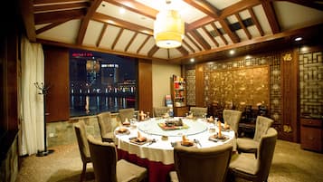 4 restaurants, breakfast, lunch, dinner served; Chinese cuisine