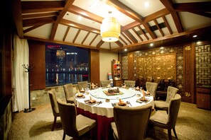 4 restaurants, serveren ontbijt, lunch, diner, Chinese gerechten
