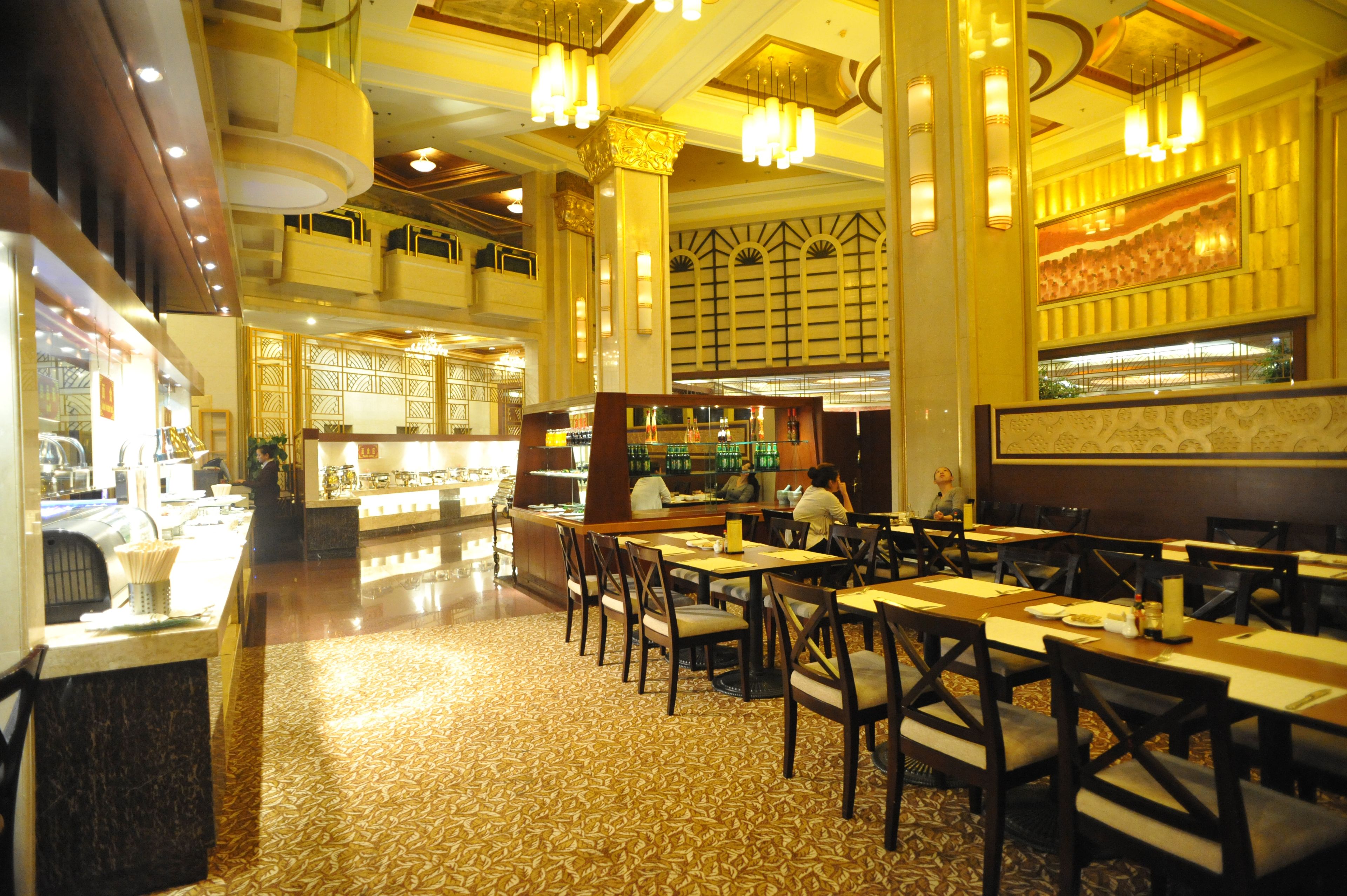 Daily buffet breakfast (CNY 68 per person)