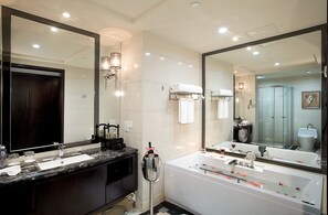 Separate bathtub and shower, free toiletries, hair dryer, bathrobes - Ctry Garden Phoenix Hot Spring Taizhou (Taizhou)