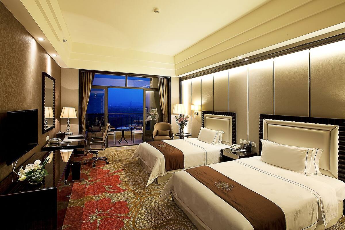 Executive Twin Room | Minibar, in-room safe, desk, blackout drapes