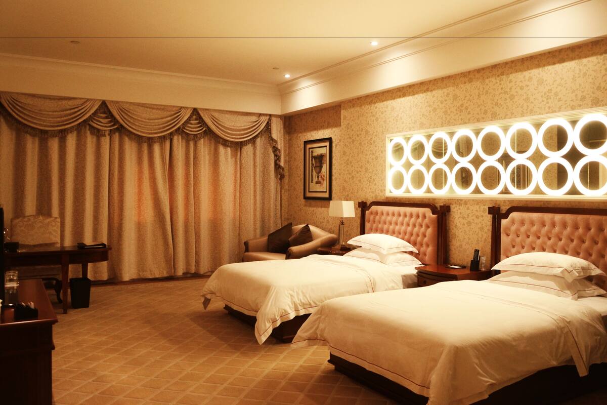 Deluxe Twin Room | Minibar, in-room safe, desk, blackout drapes