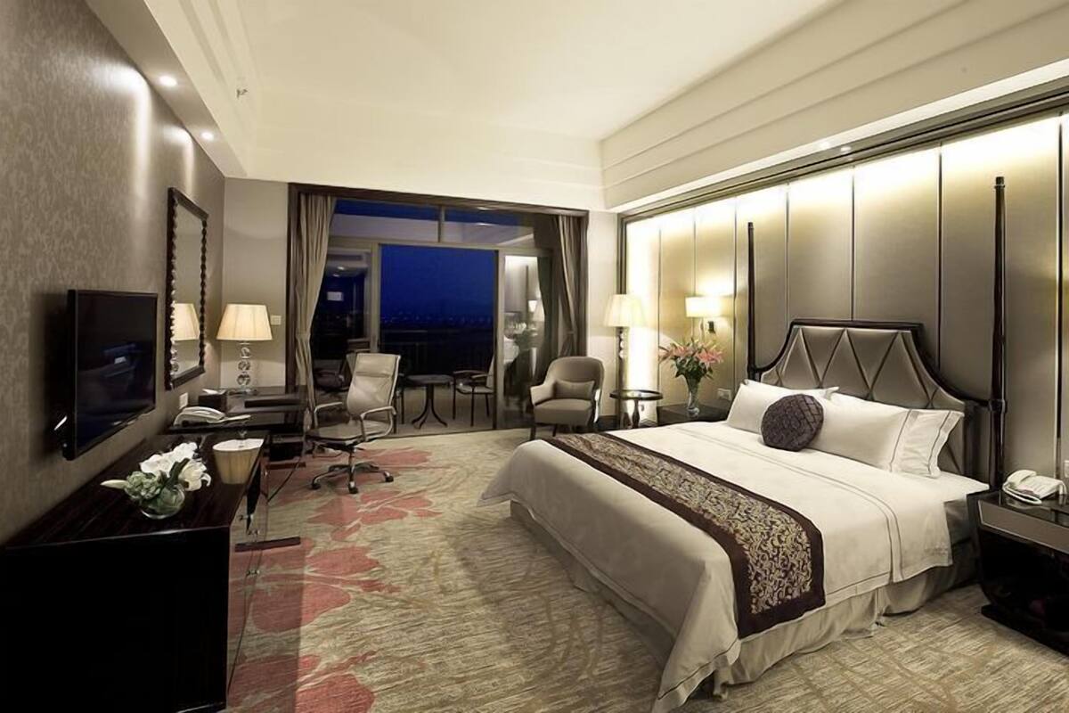Executive Room, 1 King Bed | Minibar, in-room safe, desk, blackout drapes