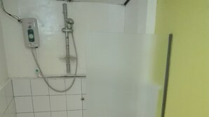 Shower, free toiletries - Surfers Home Boracay (Boracay Island)