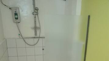Shower, free toiletries