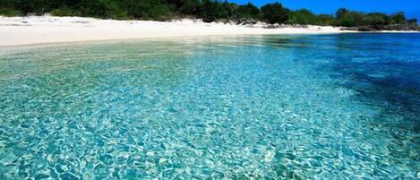 Na praia, espreguiçadeiras