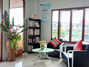 Library - Doungta Anda Hotel (Krabi)