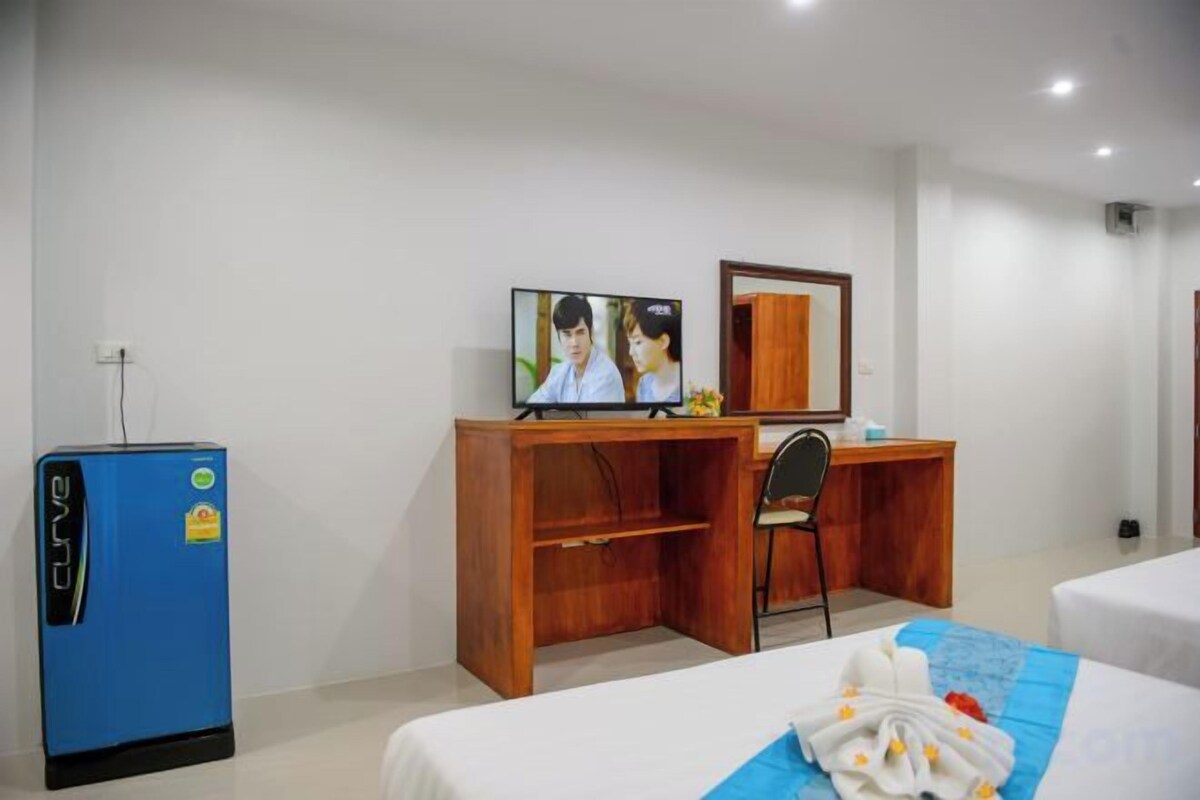 Premium bedding, in-room safe, WiFi (free)