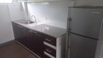 Studio | Private kitchen | Coffee/tea maker, dining tables