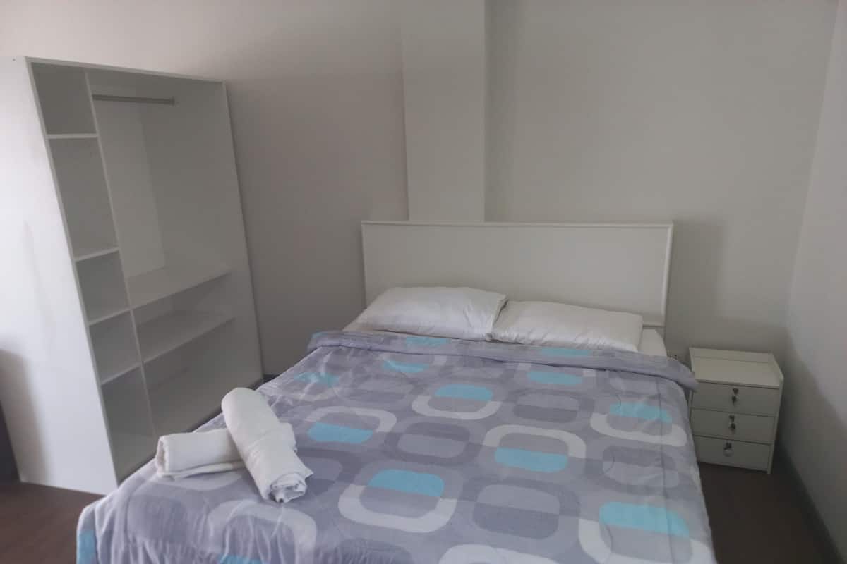 Free WiFi, bed sheets