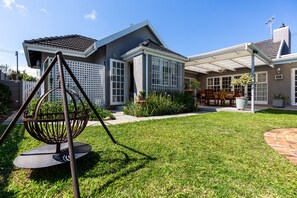 Luxury-Doppelzimmer, mit Bad, Poolblick | Terrasse/Patio