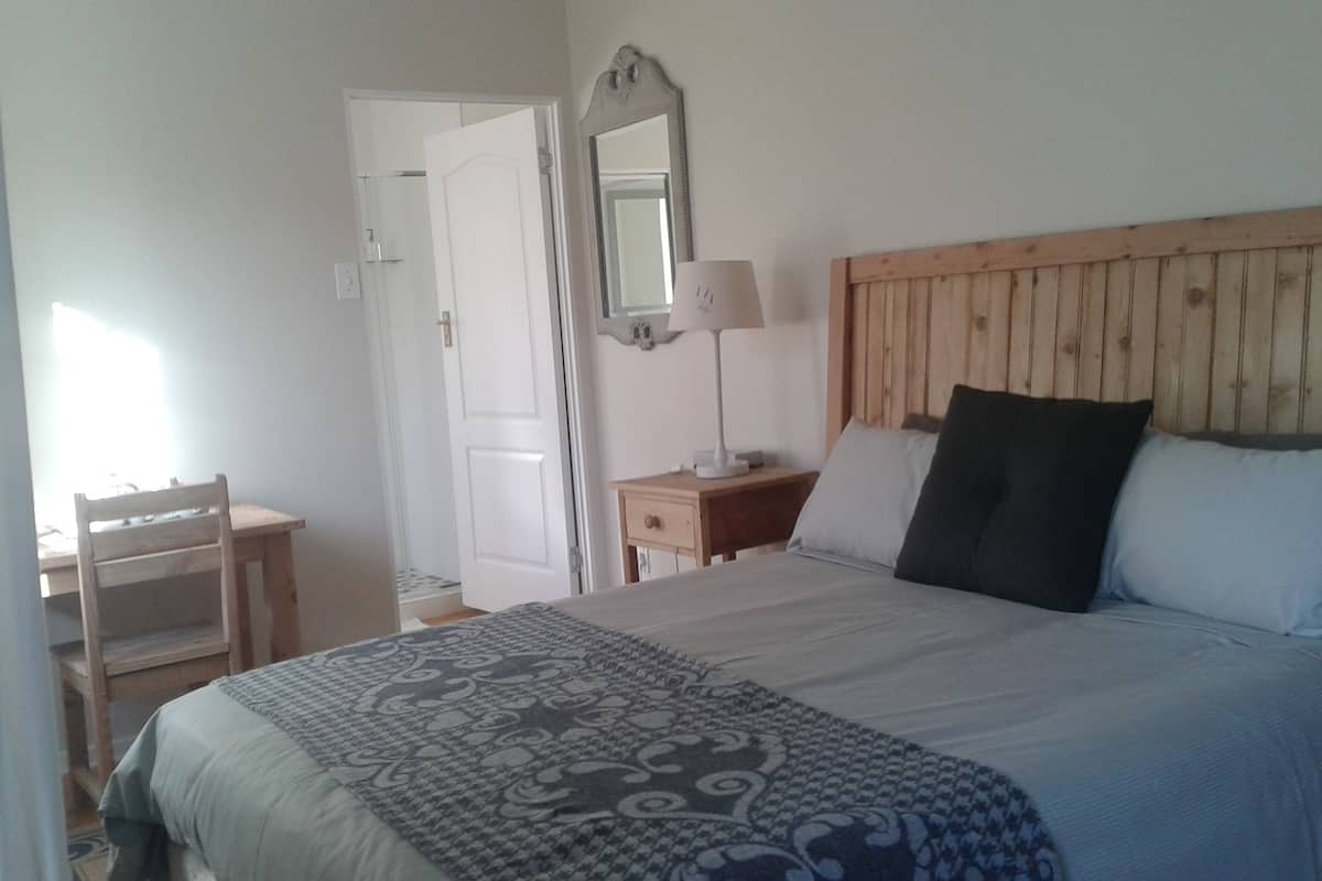 Kamar Double Mewah, 1 Tempat Tidur Queen, ensuite, pemandangan kebun | 1 kamar tidur, seprai premium, brankas, dan meja kerja