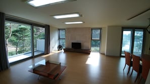 Villa estándar, 3 habitaciones | Sala de estar | Televisión de pantalla plana