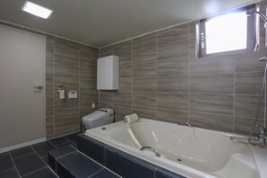 Villa supérieure, 3 chambres | Salle de bain | Articles de toilette (gratuits), serviettes fournies