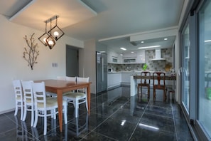Villa superior, 3 habitaciones | Sala de estar | Televisión de pantalla plana