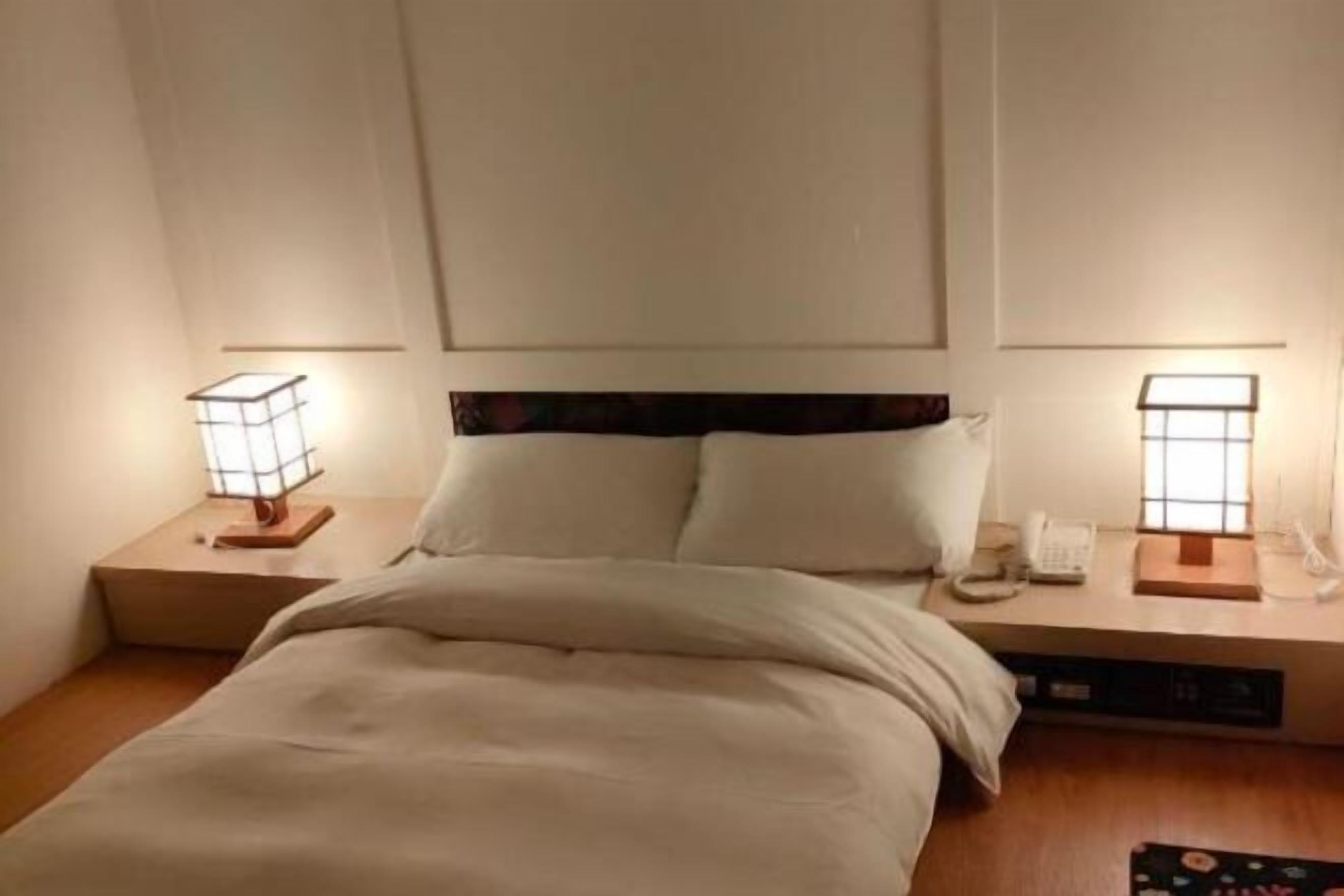 办公桌、免费 WiFi