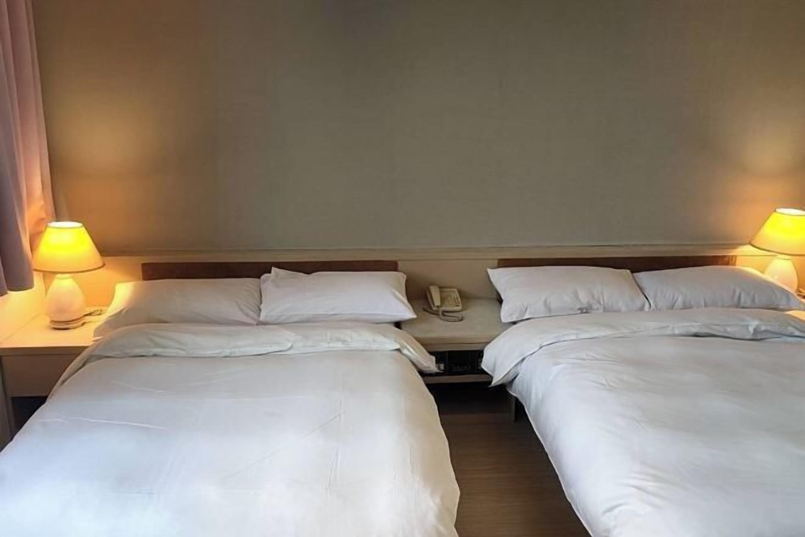 办公桌、免费 WiFi