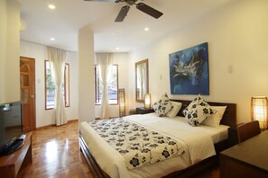 Basic Double Room, 1 King Bed | Minibar, in-room safe, desk, soundproofing - Villa in Blue (Dauin)