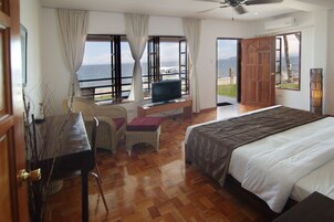Deluxe Room | Minibar, in-room safe, desk, soundproofing