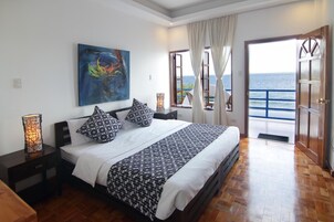 Minibar, caja de seguridad en la habitación y escritorio 