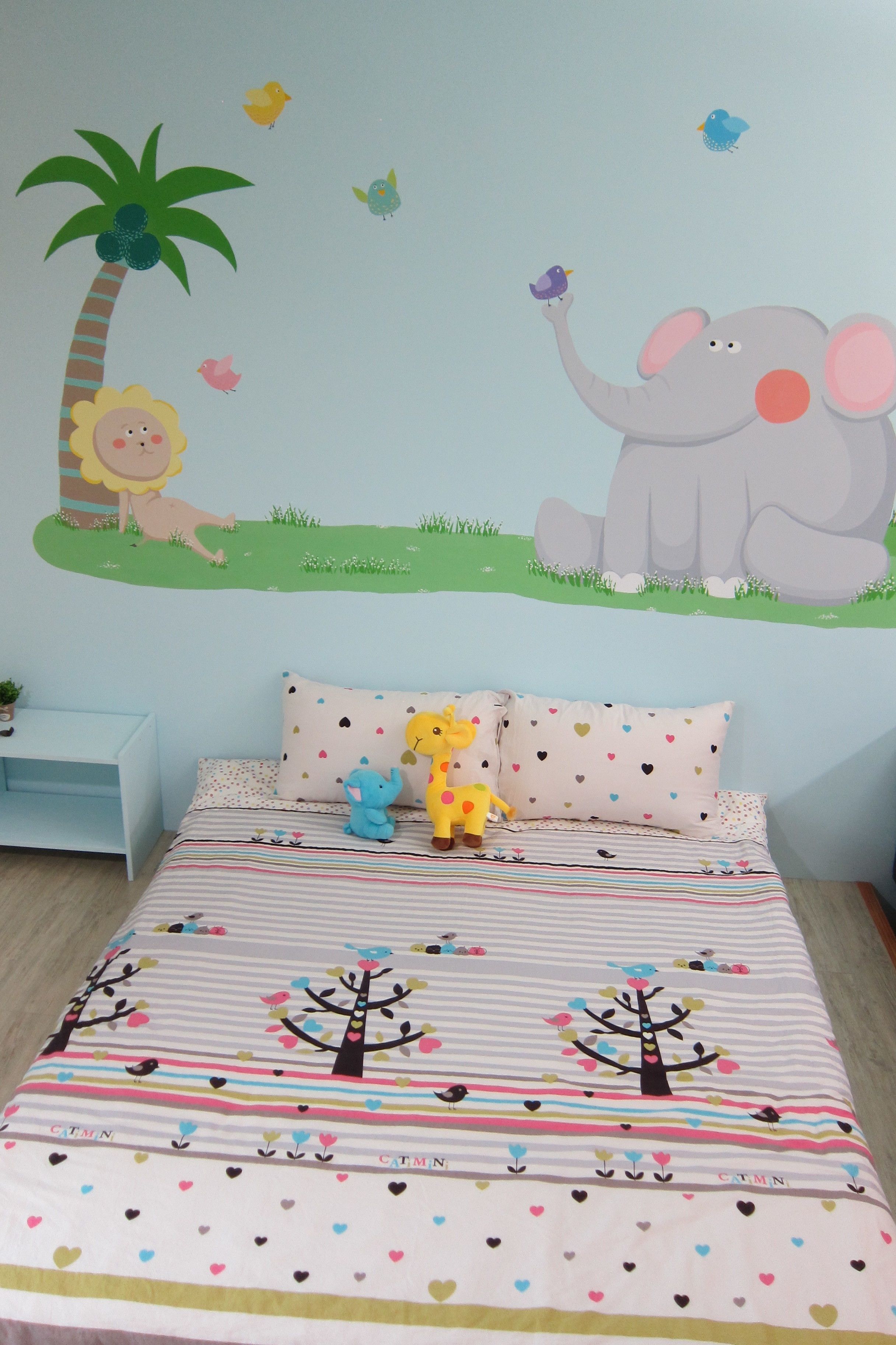 Ein Schlafzimmer mit einem Bett, Kissen und Wandbild.