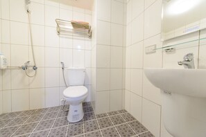 Basic Double Room, 1 Bedroom, Ensuite | Bathroom | Shower, free toiletries, hair dryer, slippers - Bryan Southern Villages (Tainan)