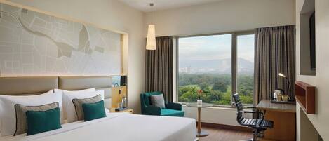 Minibaari, tallelokero huoneessa, työpöytä, pimennysverhot