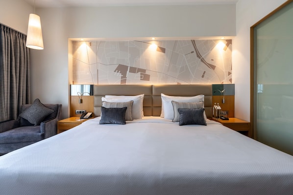 Minibar, coffres-forts dans les chambres, bureau, rideaux occultants